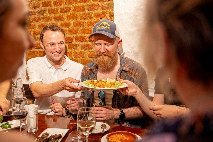 マドリッド・タパス＆ワイン試飲フードツアー–小グループローカルバー