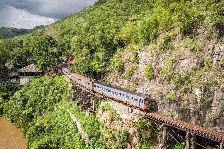バンコク-カンチャナブリ : クワイ川-デス鉄道-列車の旅ランチ