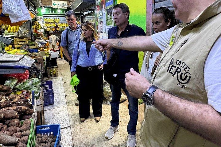 地元市場ツアー：本格的な料理、トゥクトゥク、そして自宅でのピスコ
