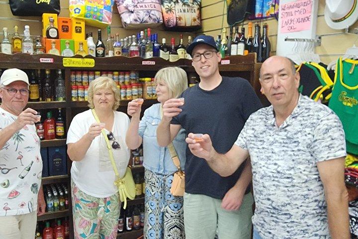 モンテゴベイガイド付き市内観光（ローカルフードストップ＆お土産ストップ付き）