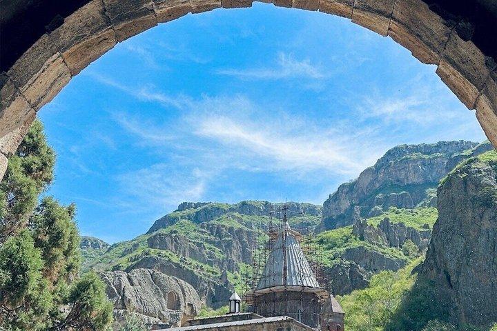 エレバンから：夕刻のガルニ寺院とゲガルド：プライベートツアー