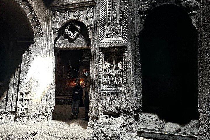 エレバンから：夕刻のガルニ寺院とゲガルド：プライベートツアー