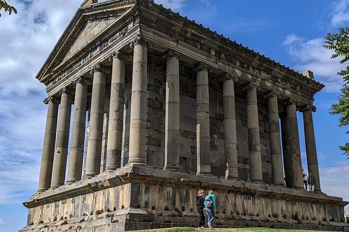 エレバンから：夕刻のガルニ寺院とゲガルド：プライベートツアー