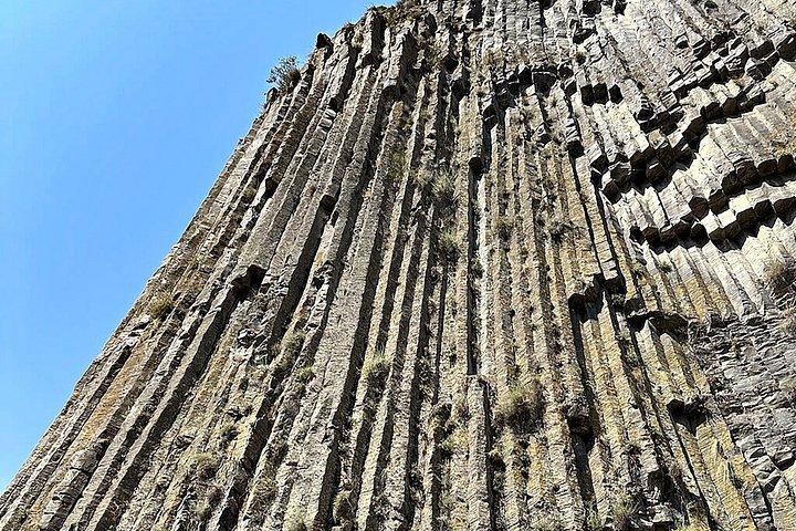 エレバンから：夕刻のガルニ寺院とゲガルド：プライベートツアー