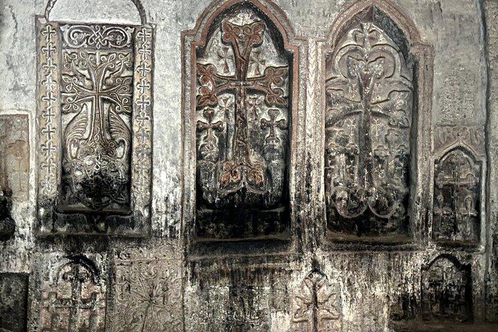 エレバンから：夕刻のガルニ寺院とゲガルド：プライベートツアー