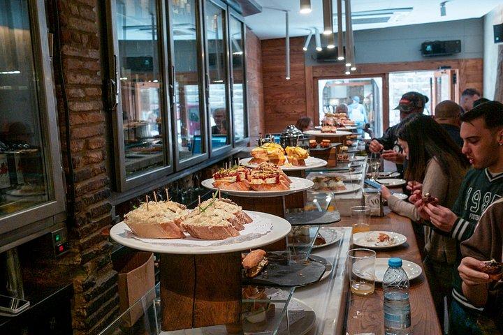 Barcelona: Gothic Quarter Tapas & Wine Small Group Tour