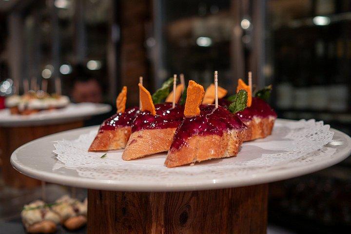 Barcelona: Gothic Quarter Tapas & Wine Small Group Tour