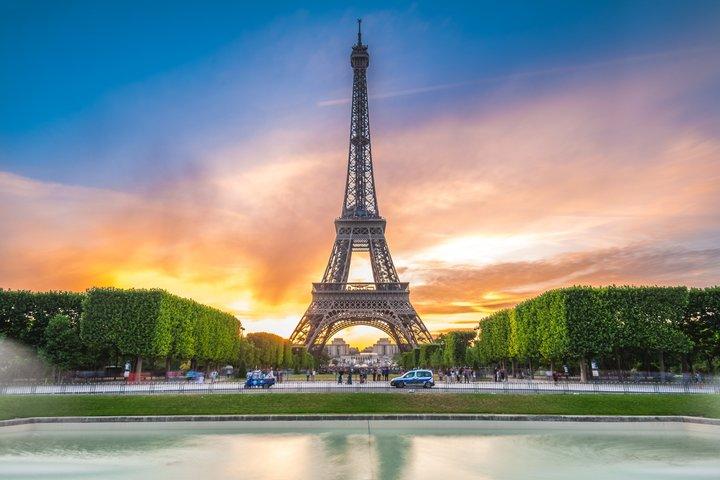 Eiffel Tower Guided Tour up to Summit with a Private Guide
