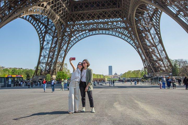 Eiffel Tower Guided Tour up to Summit with a Private Guide