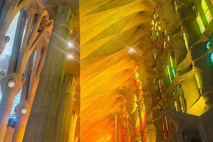 Sagrada Familia Golden Hour and Guided Visit with Priority Access