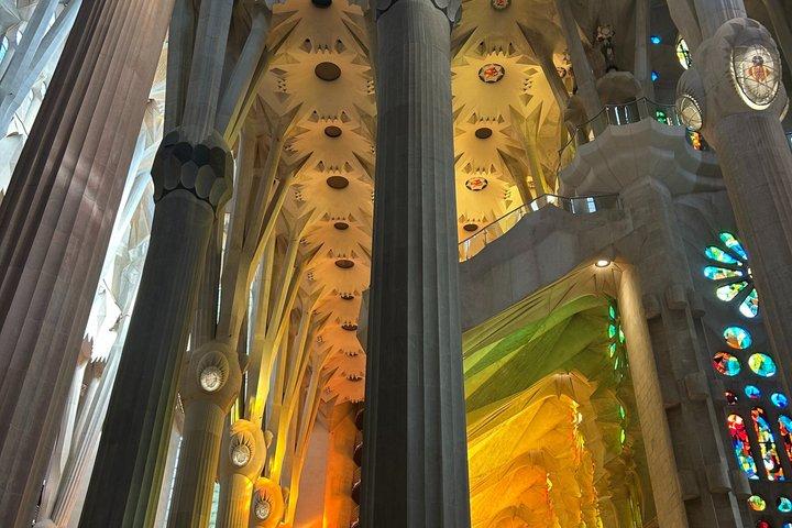 Sagrada Familia Golden Hour and Guided Visit with Priority Access