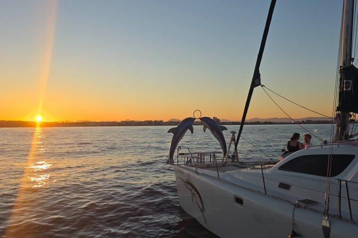 Excursion au coucher du soleil à Torrevieja avec le catamaran Apaleo
