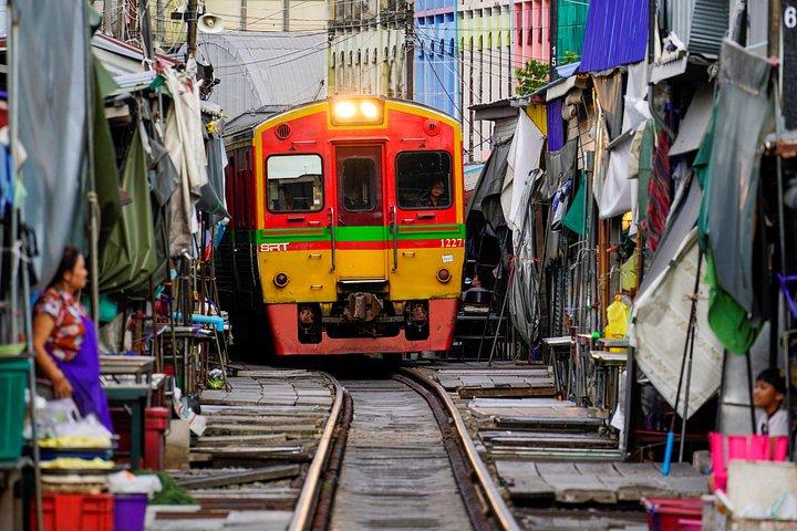 バンコクの水上マーケットと鉄道マーケットツアー