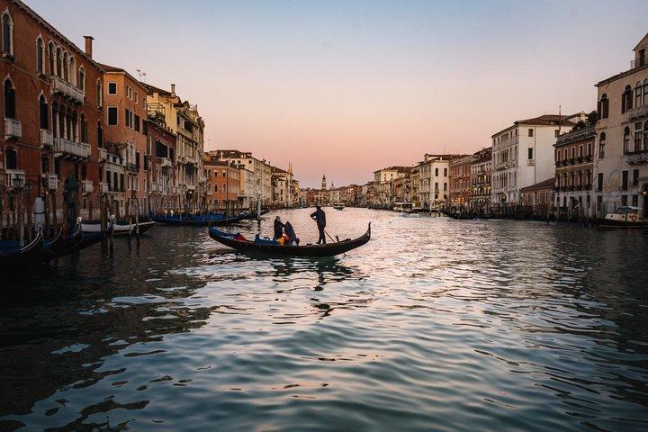 Romantische Abendgondelfahrt auf dem Canal Grande