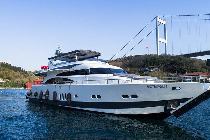 イスタンブールボスポラスヨットクルーズ（ガイド付き）とアジアンサイドストップ