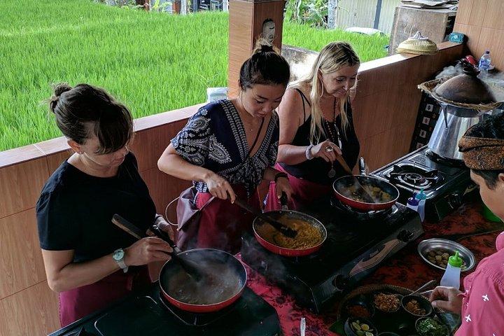 オプションで市場訪問とピックアップ付きのウブド料理教室