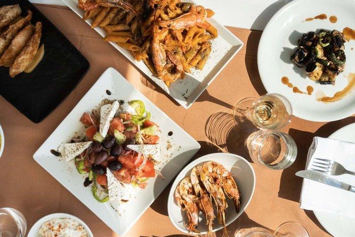 カタマランBBQ＆オープンバーでの小グループサントリーニ＆オイアクルーズ