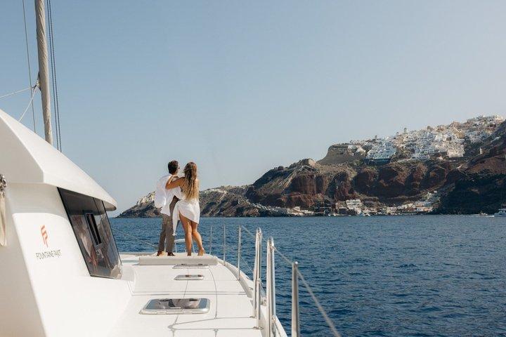 Crucero Santorini & Oia para grupos pequeños en catamarán Barbacoa y barra libre