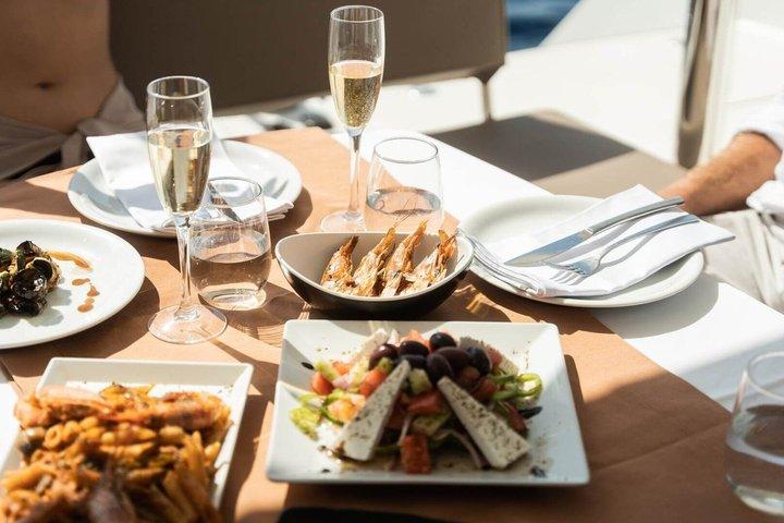 Halbprivate Santorini Kreuzfahrt mit Katamaran BBQ & Open Bar