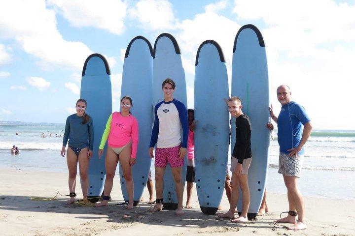 Actividad de surf con lección para principiantes e intermedios.