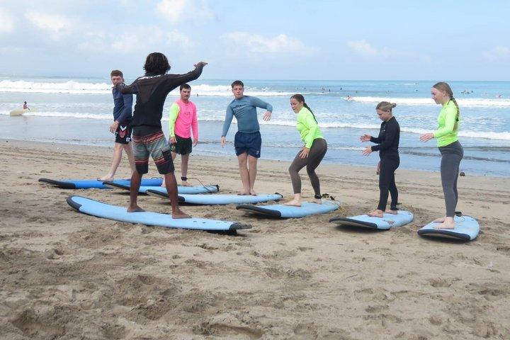 Actividad de surf con lección para principiantes e intermedios.