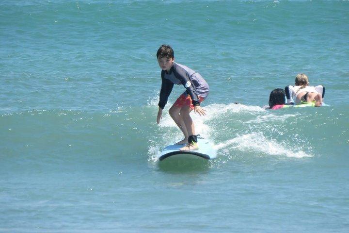 Actividad de surf con lección para principiantes e intermedios.