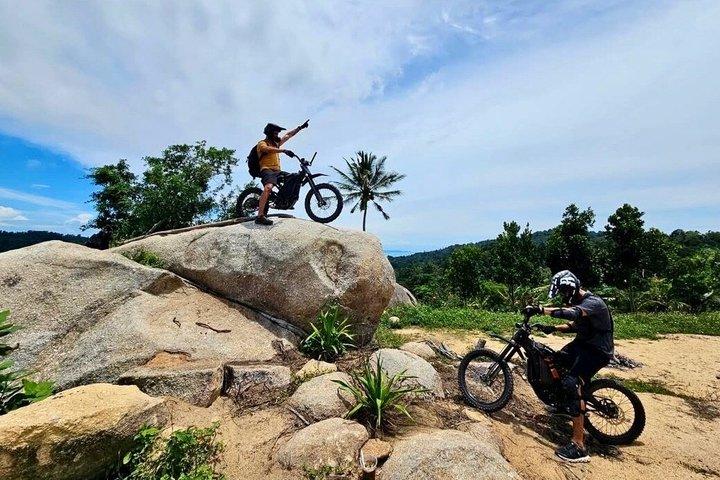 サムイ島のジャングルと山での電動ダートバイクプライベートツアー