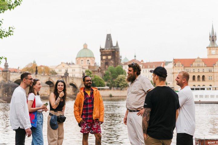 Liten kvarterstur bortom folkmassorna med PragueWay