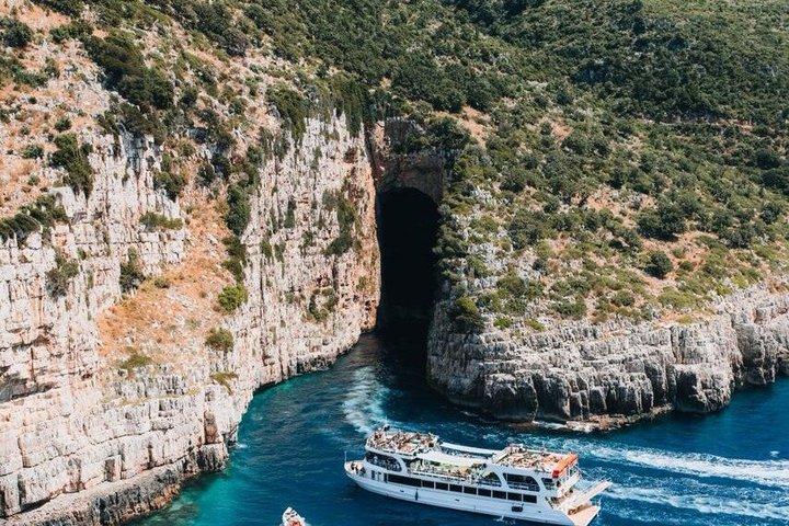 Bootticket naar Sazan Karaburun en de Haxhi Ali-grot vanuit Vlora