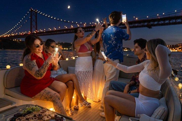 Croisière en bateau confortable de nuit de Lisbonne avec Open Bar & Pizza
