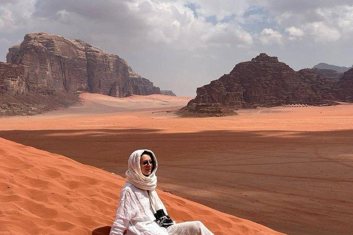 Wadi Rum Excursión en jeep de día completo con estancia en campamento beduino