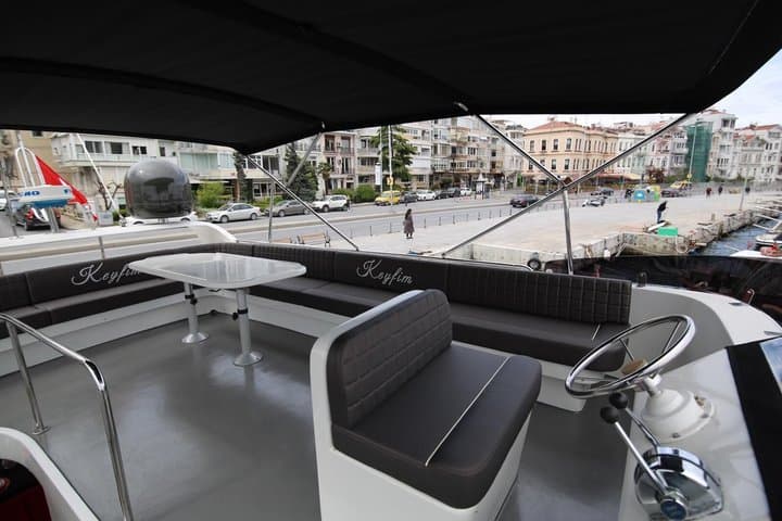 Luxury yacht experience on the Bosphorus in Istanbul