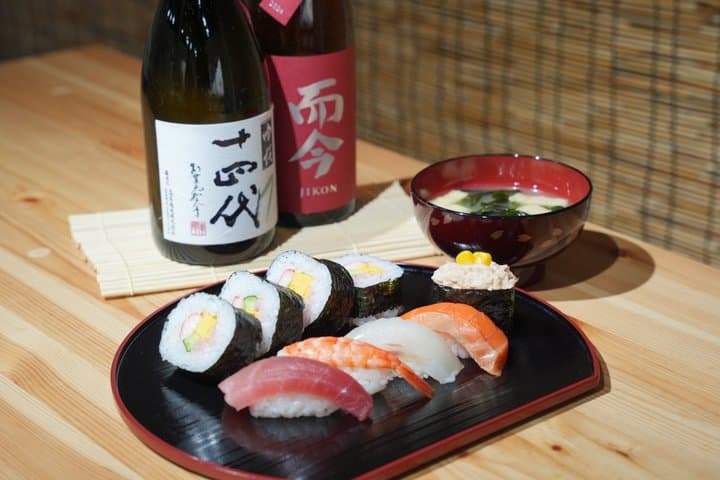Tokyo Sushi Making Class in Tsukiji with Professional Chef