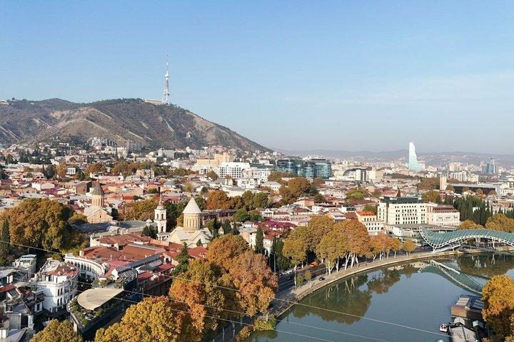 Alte Altstadt und das sowjetische Stonehenge in Tiflis
