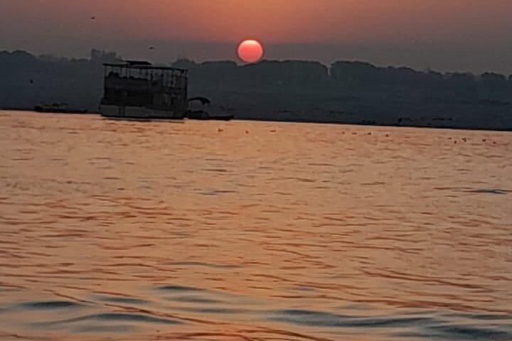 バラナシ日の出ボートとアールティツアー