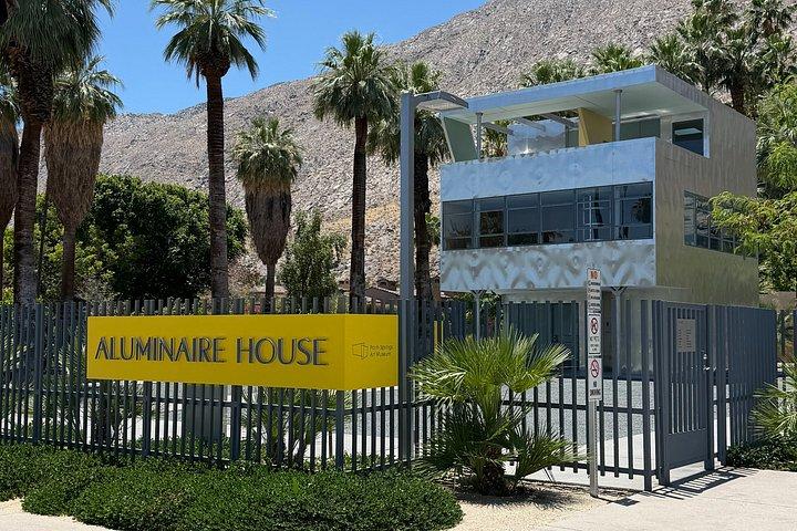 Explore a arquitetura medieval de Palm Springs em estilo