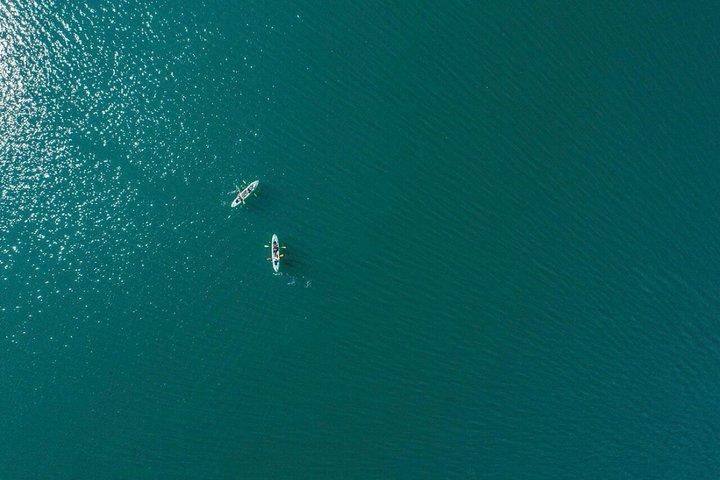 Excursão de Kayaking em Al Qurum Beach – Aventura guiada em Muscat