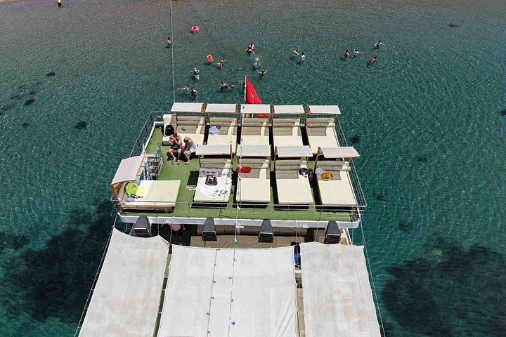 地中海ランチ付きセスメ島1日ボートツアーイズミル発