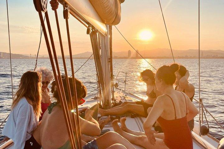 Crociera a vela privata a Barcellona con bevande e snack