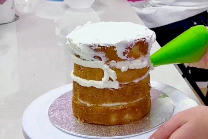 ミラノでケーキタルトとシューの菓子作り教室