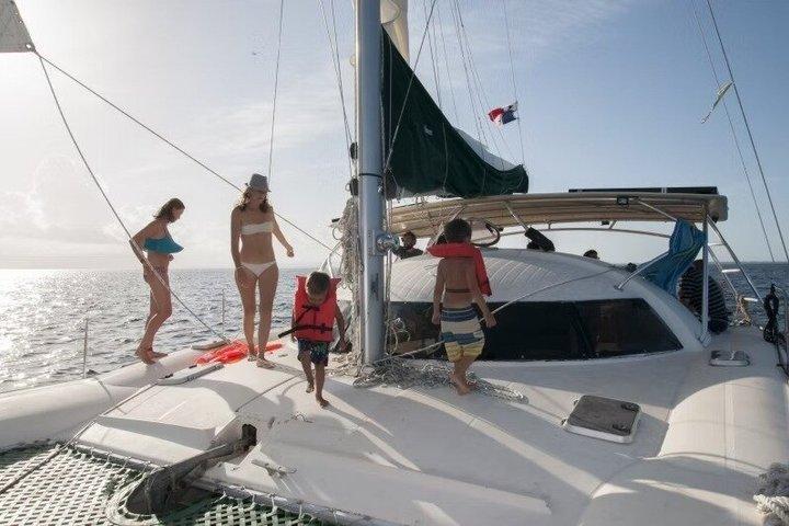Tour di un giorno in catamarano a Bocas del Toro con snorkeling a vela e pranzo