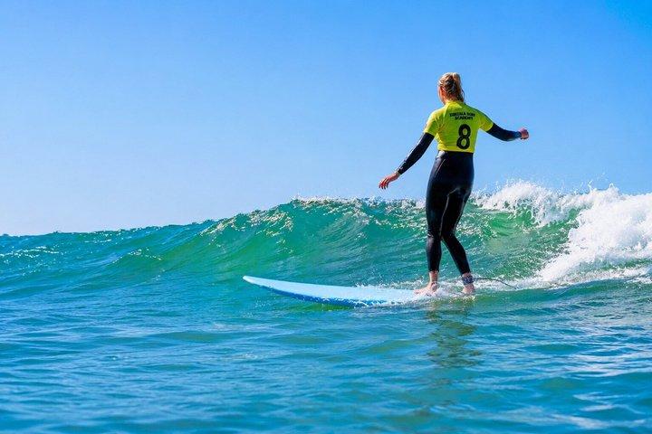 Lezione di surf ad Albufeira – Muta e tavola incluse
