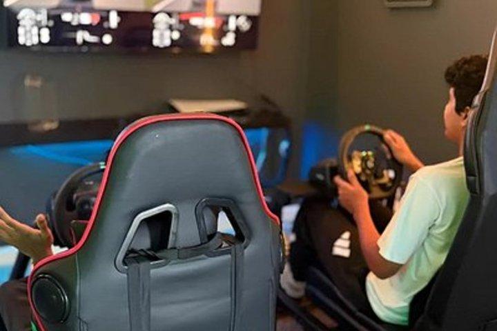 シャーロットで1時間のレースカーまたはフライトシミュレーター体験