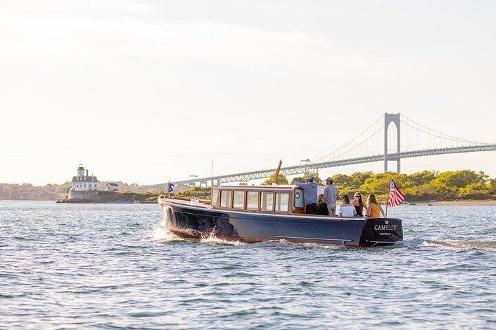 Halve dag privécharter aan boord van Camelot aan de kust van Newport