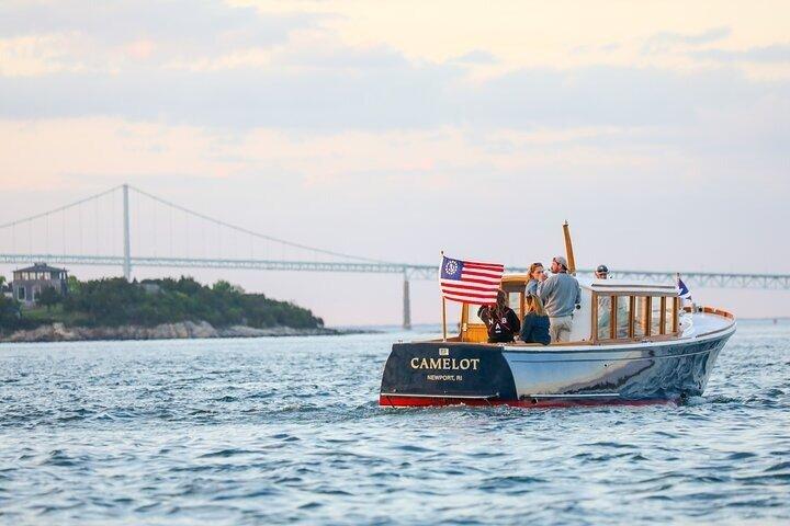 Halve dag privécharter aan boord van Camelot aan de kust van Newport