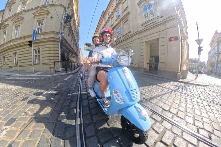 Local Vespa Prague：GPS付きベスパレンタルと現地おすすめ情報