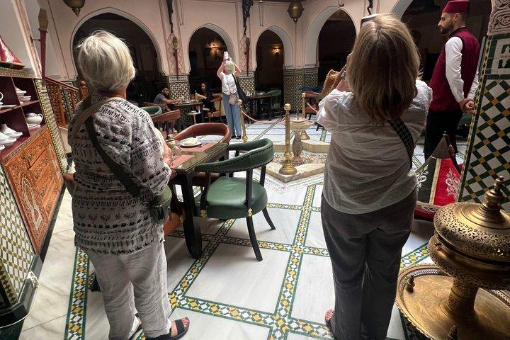 Malaga/Tarifa aTangeriTour privato con biglietti, pranzo e cammelli