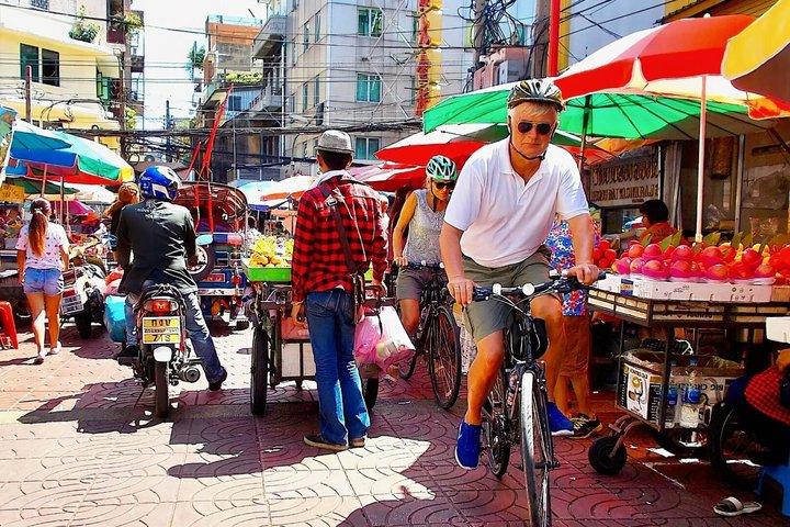 バンコク・バイクツアー：チャイナタウン、フラワーマーケット＆カメの餌付け
