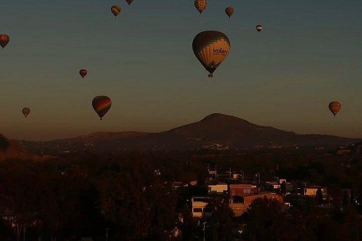 Hot Air Balloon Flight & Cave Breakfast in Teotihuacán