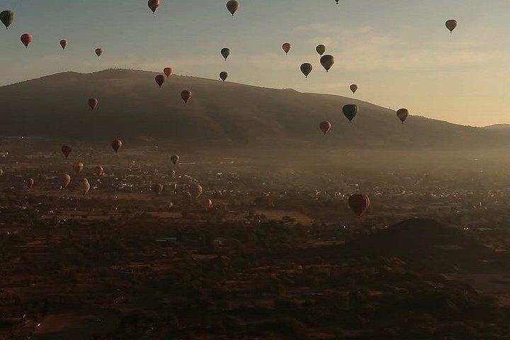 Hot Air Balloon Flight & Cave Breakfast in Teotihuacán